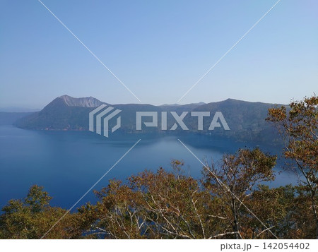 摩周湖と山々を望む北海道の自然風景 摩周湖と山々を望む北海道の自然風景 142054402
