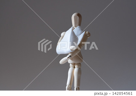 腕を怪我して三角巾をしているデッサン人形 腕を怪我して三角巾をしているデッサン人形 142054561