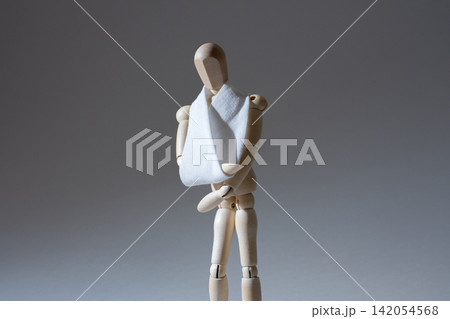 腕を怪我して三角巾をしているデッサン人形 腕を怪我して三角巾をしているデッサン人形 142054568