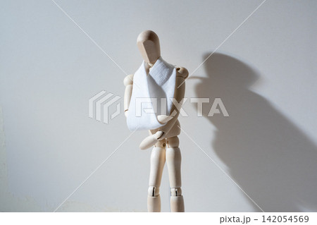 腕を怪我して三角巾をしているデッサン人形 腕を怪我して三角巾をしているデッサン人形 142054569
