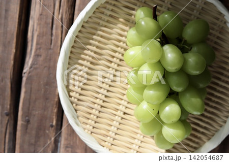 竹ザルに乗せた訳ありだけど美味しい家庭用シャインマスカット 竹ザルに乗せた訳ありだけど美味しい家庭用シャインマスカット 142054687