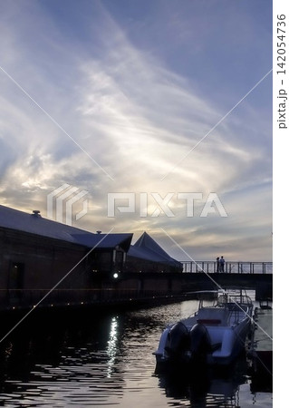 【構図変更トリミング変更レタッチ再編集】夕暮れ時の函館金森倉庫BAYはこだて渡り通路にて 【構図変更トリミング変更レタッチ再編集】夕暮れ時の函館金森倉庫BAYはこだて渡り通路にて 142054736