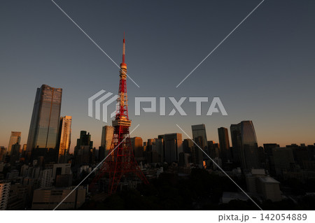 東京都 朝日に照らされる東京タワー・東京タワーのある街並み・朝焼けの東京都市風景 東京都 朝日に照らされる東京タワー・東京タワーのある街並み・朝焼けの東京都市風景 142054889