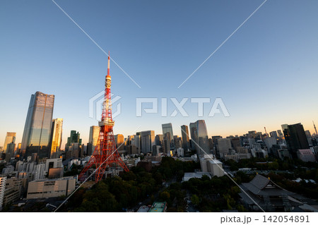 東京都 朝日に照らされる東京タワー・東京タワーのある街並み・朝焼けの東京都市風景 東京都 朝日に照らされる東京タワー・東京タワーのある街並み・朝焼けの東京都市風景 142054891