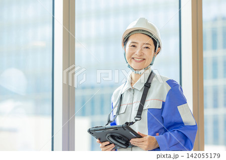 タブレットを持つ作業員 タブレットを持つ作業員 142055179