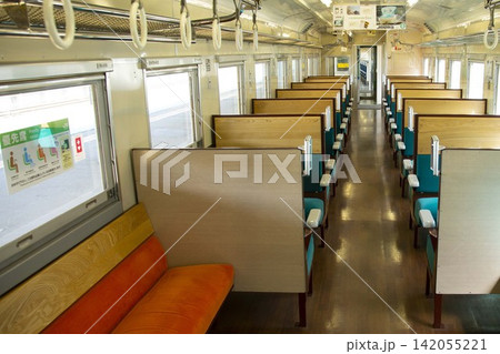 【トリミング変更構図変更】キハ40道南海の恵み号車内トイレ側から 【トリミング変更構図変更】キハ40道南海の恵み号車内トイレ側から 142055221