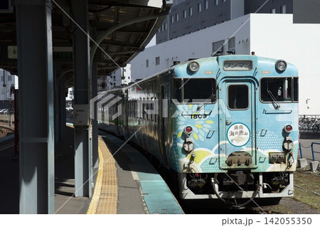 【トリミング変更構図変更】JR北海道キハ40　道南海の恵み号車体ラッピング　函館駅ホームにて 142055350