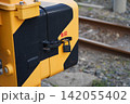 線路の脇に設置された遮断機 142055402