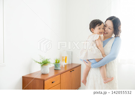 1歳の女の子を抱っこするお母さん 1歳の女の子を抱っこするお母さん 142055532