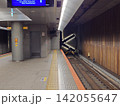 駅のホームにある線路の終点 142055647