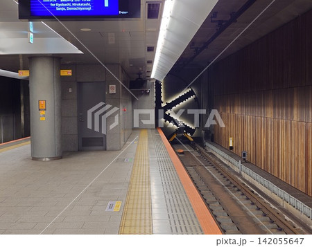 駅のホームにある線路の終点 142055647