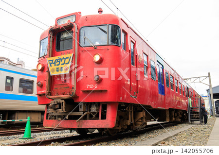 「マイタウン電車」ヘッドマークを掲げた713系電車(JR九州) 「マイタウン電車」ヘッドマークを掲げた713系電車(JR九州) 142055706