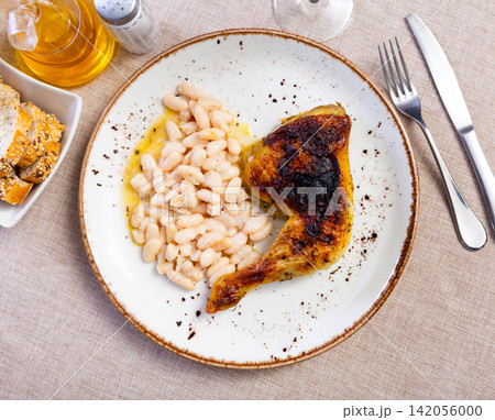 Baked or fried chicken thigh with stewed kidney bean 142056000
