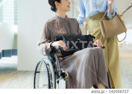 おしゃれして出かける親子 車椅子 おしゃれして出かける親子 車椅子 142056727