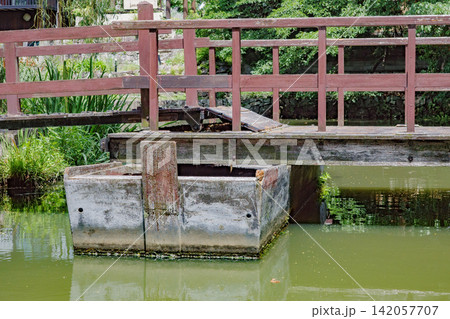滋賀県近江八幡市にある八幡堀にある舟橋 滋賀県近江八幡市にある八幡堀にある舟橋 142057707