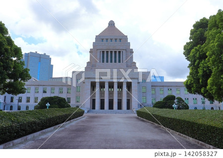 国会議事堂 中央玄関 正面前 国会議事堂 中央玄関 正面前 142058327