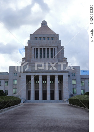 国会議事堂 中央玄関 正面前 国会議事堂 中央玄関 正面前 142058329