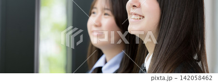 窓の外を見つめる日本人女子高校生複数 将来・進路・希望などの青春や学校イメージのクローズアップ顔無し 窓の外を見つめる日本人女子高校生複数 将来・進路・希望などの青春や学校イメージのクローズアップ顔無し 142058462