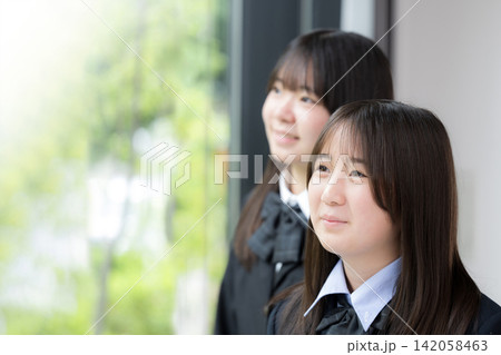 窓の外を見つめる日本人女子高校生複数 将来・進路・希望などの青春や学校イメージのクローズアップ 窓の外を見つめる日本人女子高校生複数 将来・進路・希望などの青春や学校イメージのクローズアップ 142058463