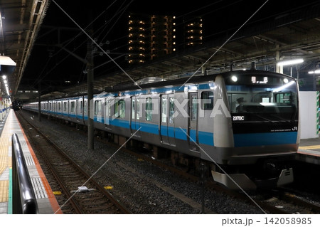 24:00:終電時間帯の京浜東北線南浦和駅ホームにて 24:00:終電時間帯の京浜東北線南浦和駅ホームにて 142058985