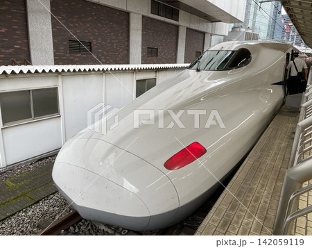 駅に到着する新幹線1 142059119