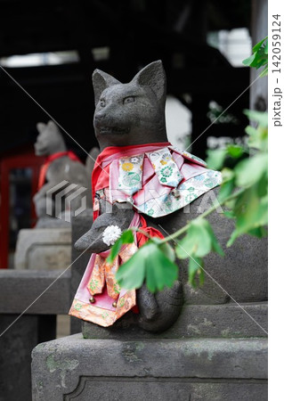 浅草神社 神社に鎮座するお狐様と子狐の石像(稲荷神社・縁起物・伝統) 浅草神社 神社に鎮座するお狐様と子狐の石像(稲荷神社・縁起物・伝統) 142059124