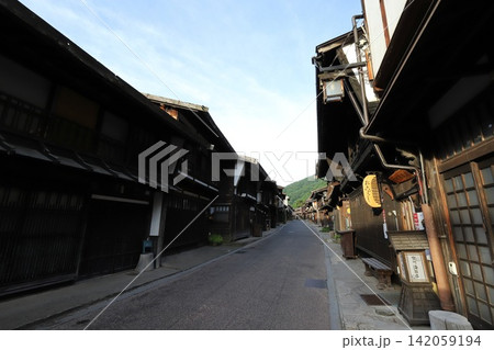 長野　塩尻　奈良井宿　重伝建地区の古い街並み 142059194