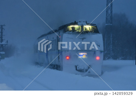 雪の宗谷本線を走る特急サロベツ号 雪の宗谷本線を走る特急サロベツ号 142059329