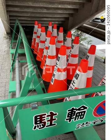 整列された 国土交通省のカラーコーン② 整列された 国土交通省のカラーコーン② 142060095
