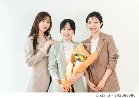 花束を持って並ぶ若いアジア人ビジネスウーマン(昇進,お祝い,ギフト,プレゼント) 花束を持って並ぶ若いアジア人ビジネスウーマン(昇進,お祝い,ギフト,プレゼント) 142060096