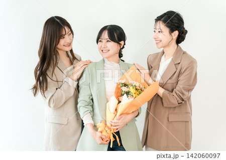花束を持って並ぶ若いアジア人ビジネスウーマン(昇進,お祝い,ギフト,プレゼント) 花束を持って並ぶ若いアジア人ビジネスウーマン(昇進,お祝い,ギフト,プレゼント) 142060097