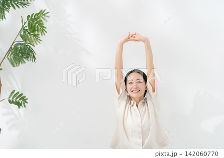 伸びをする女性 伸びをする女性 142060770