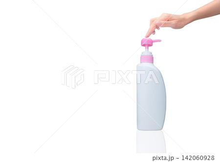 Woman hand pressed on pump cosmetic bottle isolated on white. Shampoo or hair conditioner plastic bottle and dispenser pump. Body soap or shower gel packaging. Liquid soap bottle. Body lotion bottle. 142060928