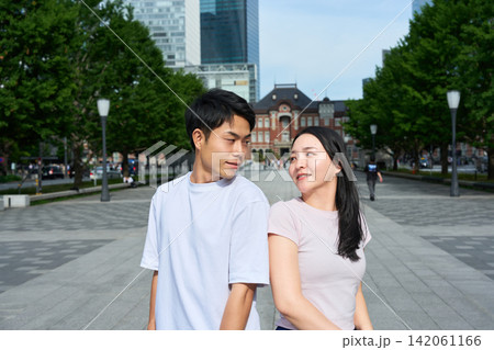 街角に並ぶ若い男女 街角に並ぶ若い男女 142061166