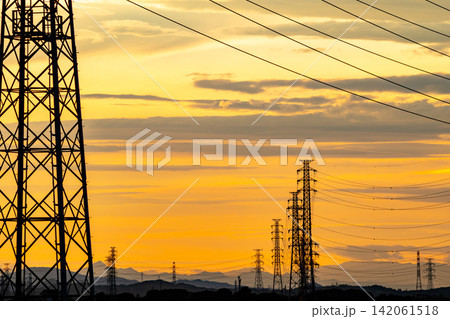送電鉄塔と黄金色の夕焼け空 a-1 送電鉄塔と黄金色の夕焼け空 a-1 142061518