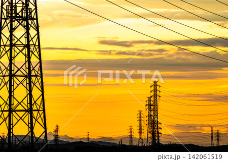送電鉄塔と黄金色の夕焼け空 a-2 高彩度コントラスト 送電鉄塔と黄金色の夕焼け空 a-2 高彩度コントラスト 142061519