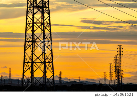 送電鉄塔と黄金色の夕焼け空 b-1 送電鉄塔と黄金色の夕焼け空 b-1 142061521