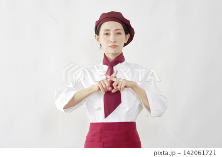両手でバツのポーズを笑顔で見せるパティシエ女性 両手でバツのポーズを笑顔で見せるパティシエ女性 142061721