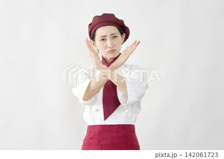 両手でバツのポーズを笑顔で見せるパティシエ女性 両手でバツのポーズを笑顔で見せるパティシエ女性 142061723