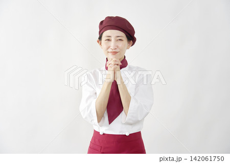 女性 パティシエ・パン屋・カフェ店員 祈る 白背景 女性 パティシエ・パン屋・カフェ店員 祈る 白背景 142061750