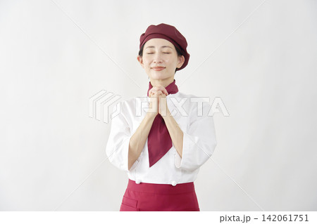 女性 パティシエ・パン屋・カフェ店員 祈る 白背景 女性 パティシエ・パン屋・カフェ店員 祈る 白背景 142061751