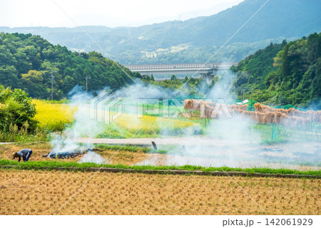 稲作風景・収穫後の野焼き「坂本の棚田」《三重県 亀山市》 142061929