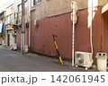 繁華街の片隅にある道路 142061945
