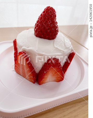 たっぷりの苺を飾った手作りショートケーキ たっぷりの苺を飾った手作りショートケーキ 142061950