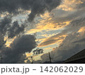 ドラマチックな雲と黄金色に輝く夕焼け空 絵画のような朝焼けの風景 142062029