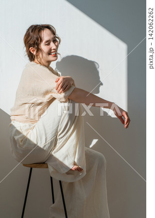 西陽の当たる窓辺にいる女性(モデル,ファッション,光,影) 西陽の当たる窓辺にいる女性(モデル,ファッション,光,影) 142062262