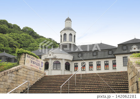 山の美しい新緑と鳴門ドイツ館 山の美しい新緑と鳴門ドイツ館 142062281