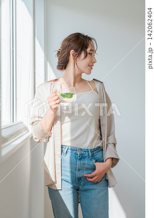 デトックスウォーター,レモン水,ミント水を飲む女性 142062404