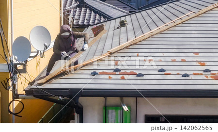 建設現場 屋根工事 雨漏り 屋根修理 棟板金 施工 建設現場 屋根工事 雨漏り 屋根修理 棟板金 施工 142062565