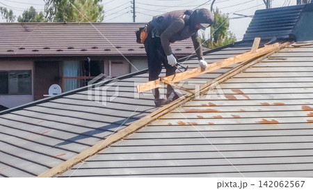建設現場　屋根工事　雨漏り　屋根修理　棟板金　施工 142062567